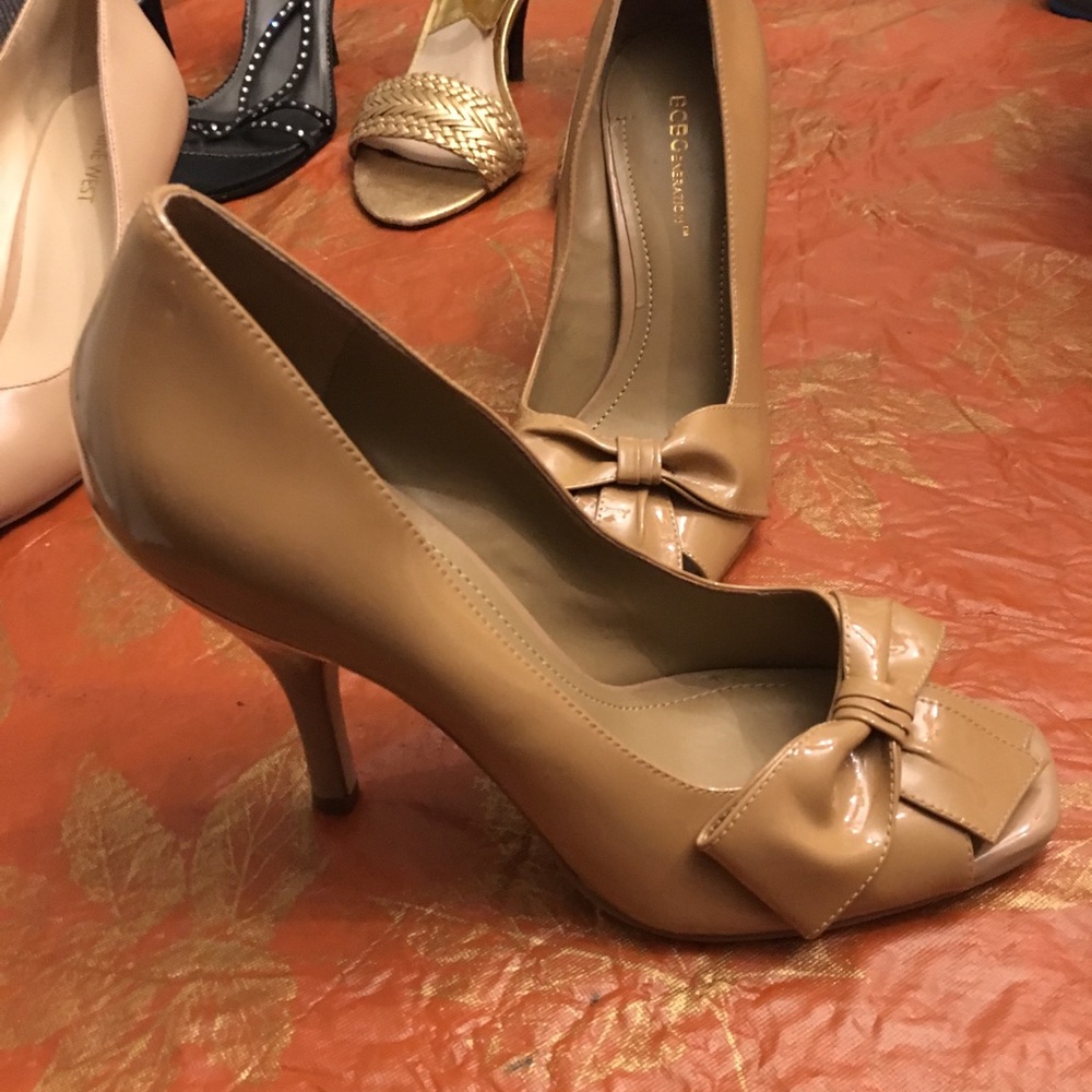 BCBG Tan Heels Open Toe with Bow NWOT